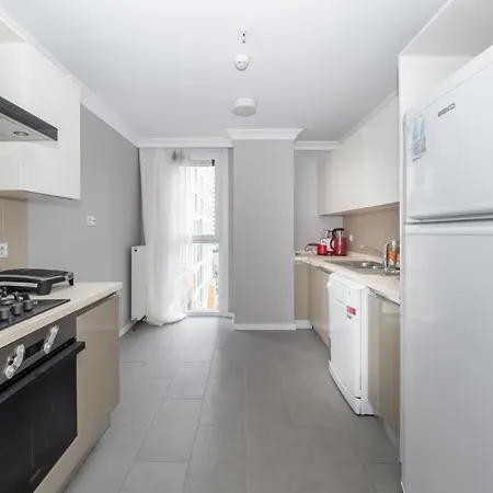 Spacious Flat With Shared Pool In Esenyurt * איסטמבול