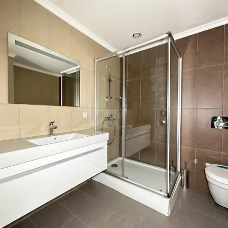 Spacious Flat With Shared Pool In Esenyurt דירה *